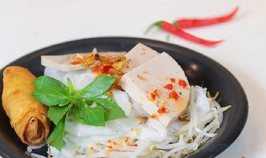Bánh Ướt Chả Cá dì Nốt – Gánh bánh ướt siêu đông khách ở Phan Thiết
