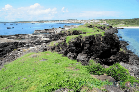 Những vách đá xếp tầng lạ mắt tạo nên vẻ đẹp riêng cho đảo Phú Quý